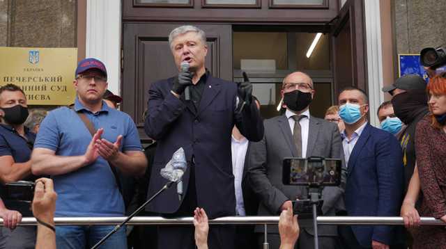 Сегодня суд продолжит избирать меру пресечения для Петра Порошенко