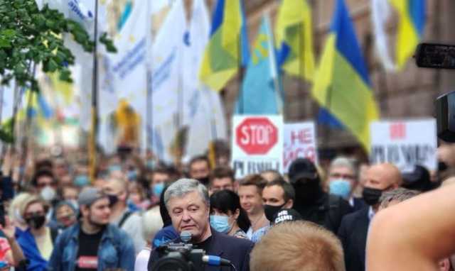 Порошенко накануне суда прибыл на допрос в ГБР: подробности