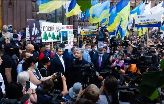 Порошенко прибыл на допрос, у здания ГБР устроили акцию в его поддержку