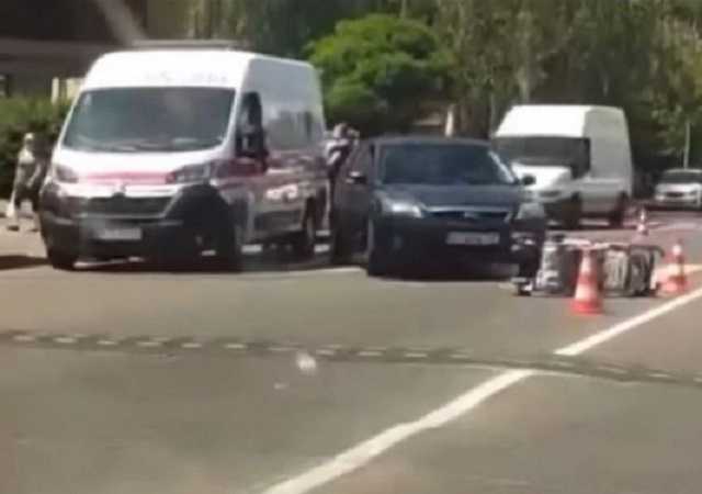 Под Киевом водитель на переходе сбил женщину с ребенком
