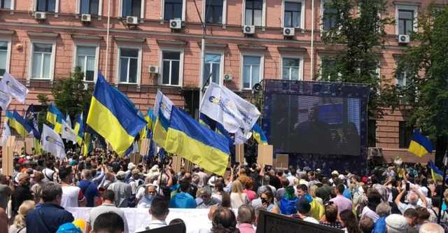 Поддержать Порошенко под Печерский суд пришли около 10 тысяч человек