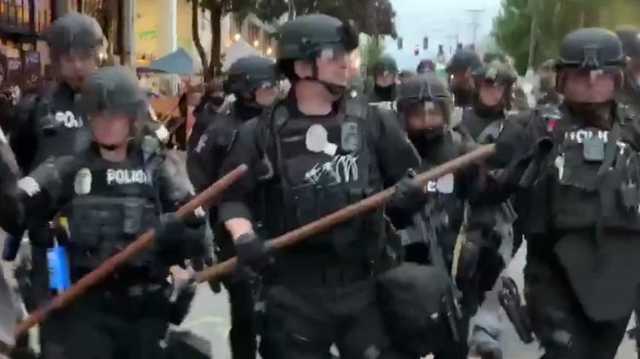В Сиэтле полиция начала жесткую зачистку улиц от протестующих, захвативших центр города