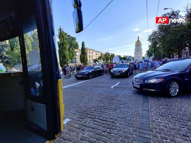 Кортеж Порошенко нарушил ПДД в центре Киева