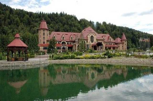 На Прикарпатье в резиденции Зеленского незаконно проводят свадьбы