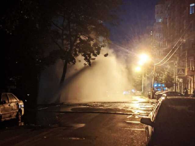Фонтан бил на 10 метров: в Киеве ночью прорвало трубу