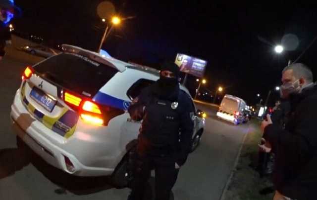 В Запорожье 17-летнюю девушку затолкали в машину и увезли