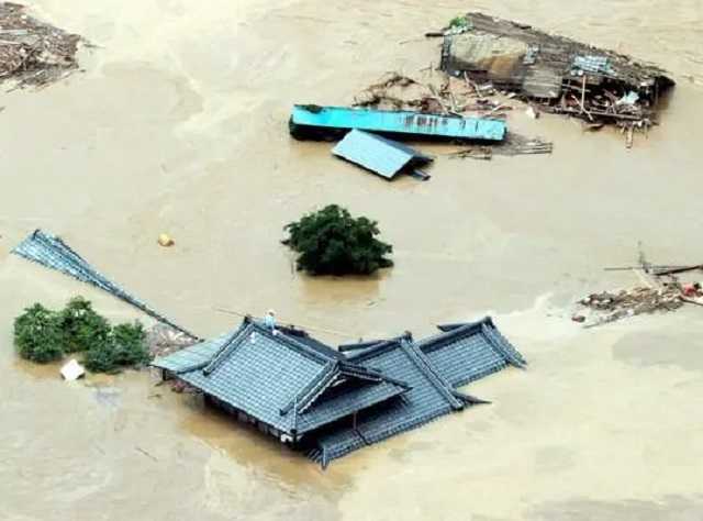Юг Японии захлестнули смертоносные наводнения: десятки тысяч людей покинули дома