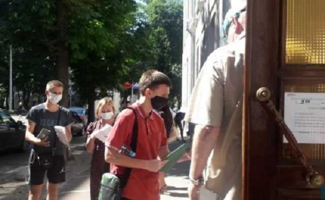 У восьми учителей, задействованных на ВНО на Тернопольщине, диагностировали COVID-19