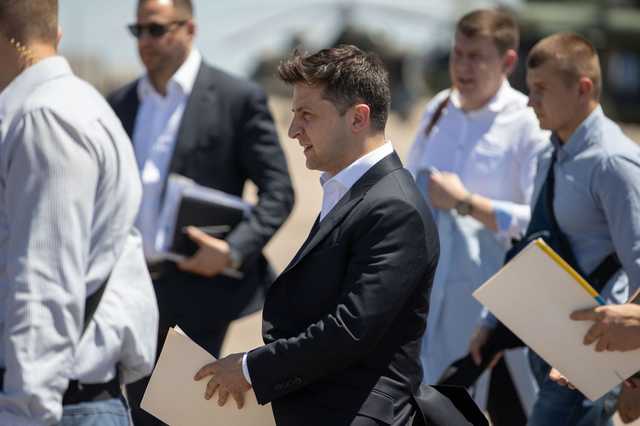 К приезду Зеленского в Одессе спрятали мусорные контейнеры