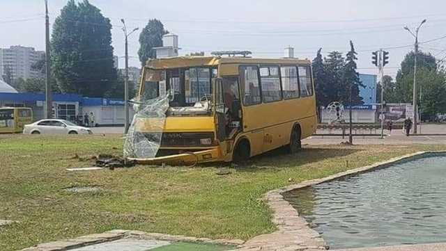 В Черкассах маршрутка протаранила ехавшую на вызов пожарную машину