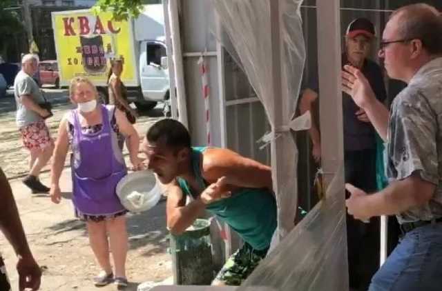 В Николаеве на рынке молодой человек бросался с ножом на людей