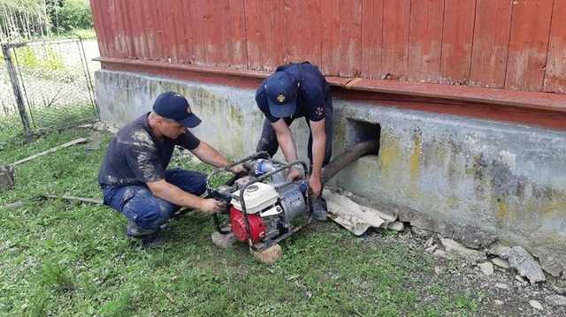 Во Львовской области вышедшая из берегов река залила сотни домов в четырех селениях