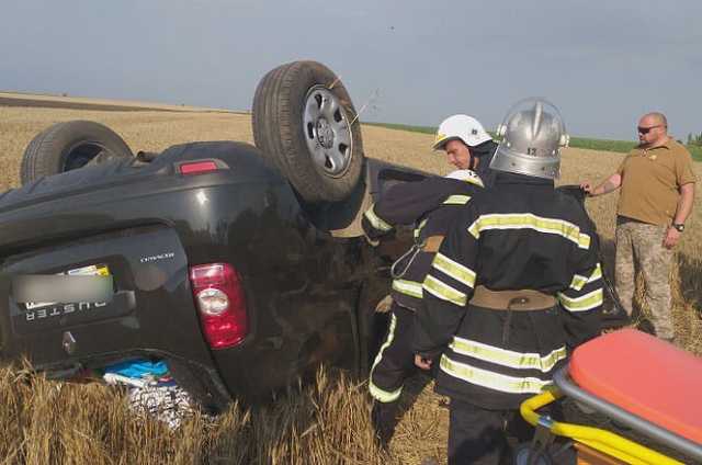 Под Николаевом из-за ямы на дороге перевернулся Renault: пострадали 5 человек