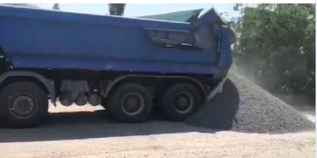 Водій вантажівки відмовився від зважування і висипав щебінь посеред автошляху, – Криклій