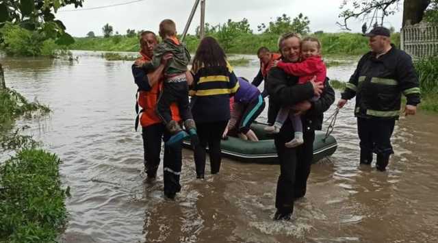 На Прикарпатье разгорелся скандал из-за выплат жертвам наводнения