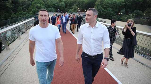 Виталий Кличко показал фото сына, который вырос выше его младшего брата Владимира