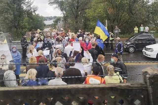 В Киеве митингующие перекрыли мост Метро: произошли столкновения