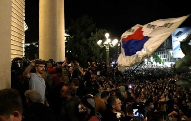 Сербы пошли на штурм парламента из-за усиления карантина