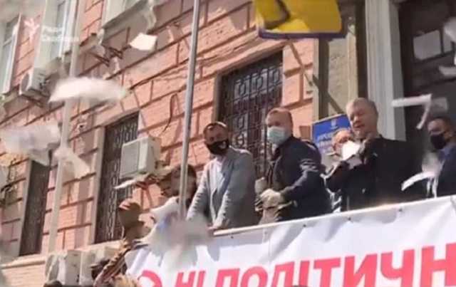 В Порошенко бросили пачкой фальшивых долларов во время его речи