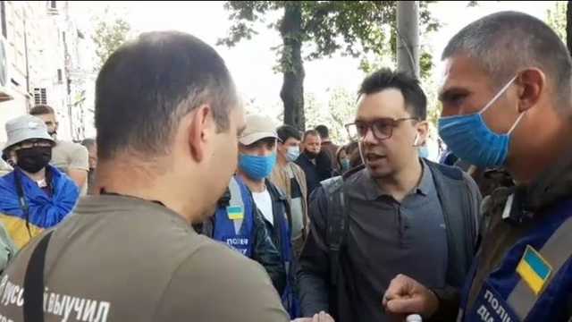 Во время суда над Порошенко произошла стычка между волонтером и порохоботом