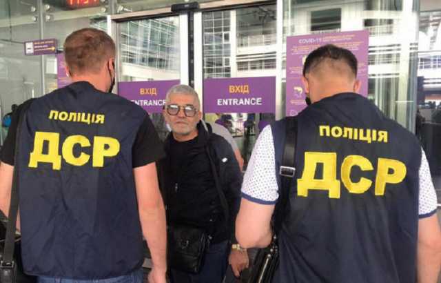 Известного "авторитета" по кличке "Дед" выдворили из Украины на 15 лет