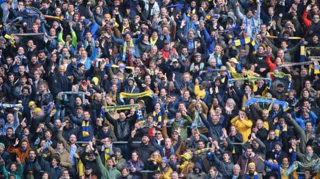 Украинских болельщиков могут вернуть на стадионы уже на этих выходных