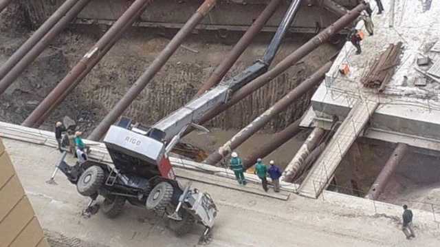 Опубликовано фото упавшего во время строительства метро на Виноградаре автокрана