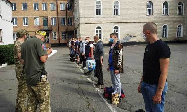 В Киеве студенты пожаловались на удерживание в военкомате: призыв отсрочить отказались