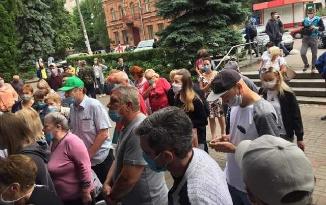 В Житомире в очереди в поликлинику собрались более сотни человек