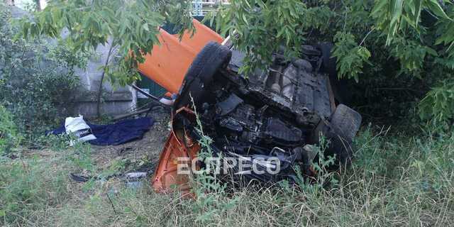 В Киеве авто выехало на встречную полосу и перевернулось на крышу