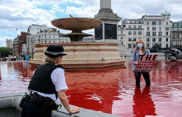 “Кровавые" фонтаны в центре Лондона: вегетарианцы напомнили о причине коронавируса