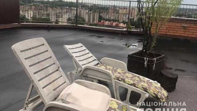 В Тернополе на крыше многоэтажки нашли лаундж-зону с кустами конопли