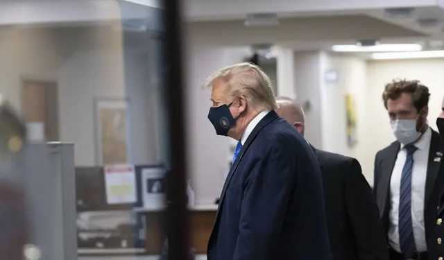 Трамп впервые появился в защитной маске
