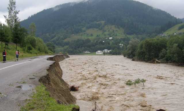 Синоптики попередили про зливи і вихід річок з берегів