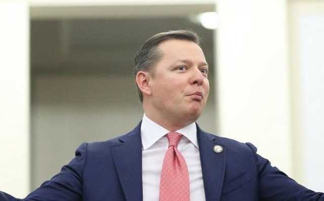 Олег Ляшко в белых трусах и забродах похвастался, как ловит рыбу