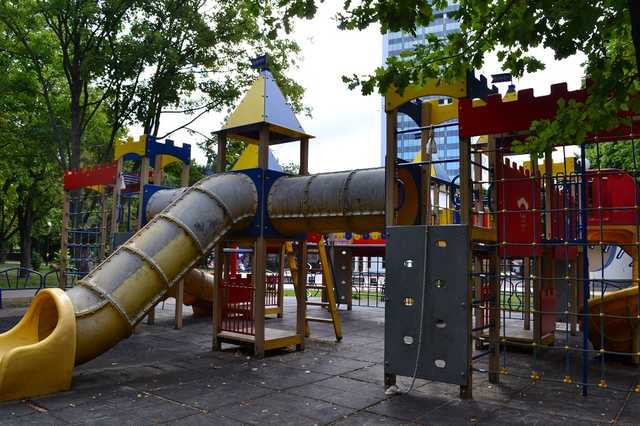 В Киеве мужчина повесился на школьной спортивной площадке