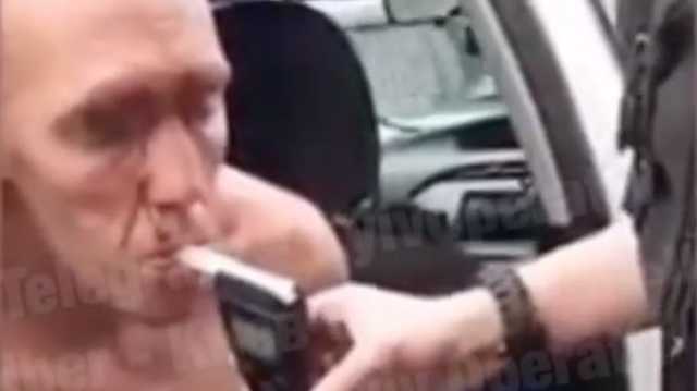 Появилось видео, как убивший семью водитель проходит тест на алкоголь