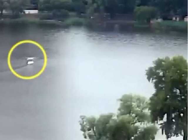 На озере в Киеве опрокинулся катамаран с людьми: момент попал на видео