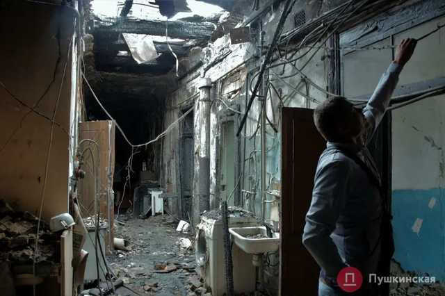 Из-за пожара в старинном одесском доме обвалились потолки: появилось видео последствий