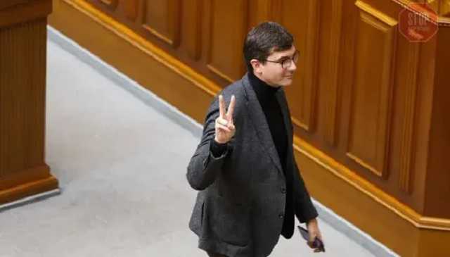 «Слуга народа» Мотовиловец извинился перед Ионовой за то, что «коснулся ее руки»