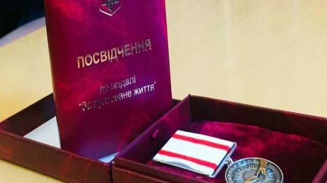 Шкарлет попросил Зеленского наградить трех юношей медалью за спасение тонущей женщины