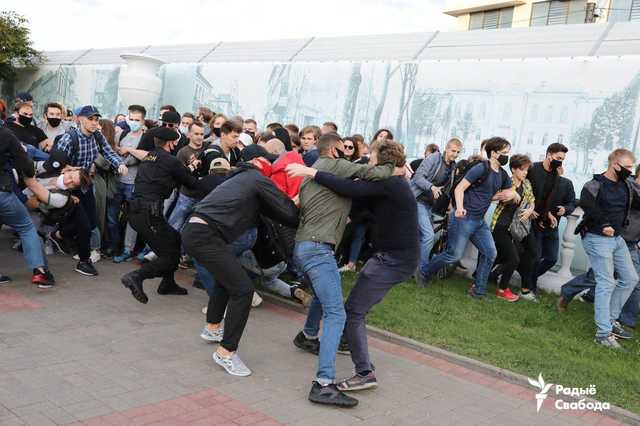 У Мінську почалися протести та затримання після відмови зареєструвати головного опонента Лукашенка