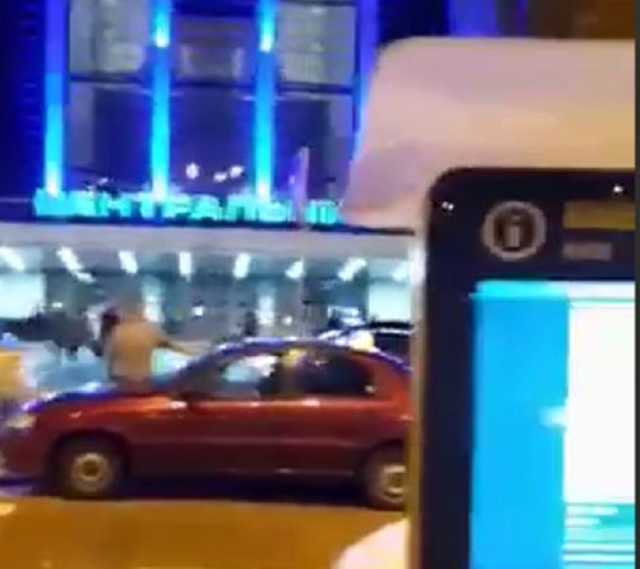 На Центральном вокзале Киева табло внезапно начало транслировать порно