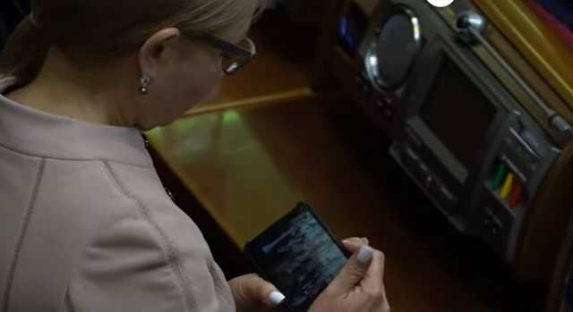 Тимошенко поймали за развлечениями на заседании Рады