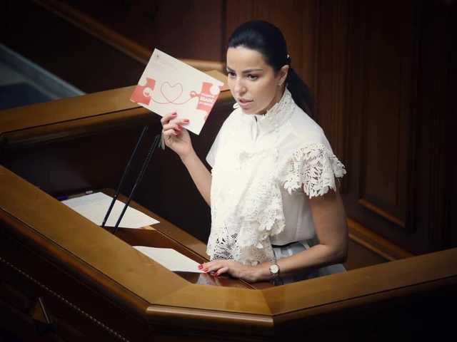 Кінець епохи бідності: “слуга народу” з’явилася у ВРУ в “ланцюгах” за шалену суму