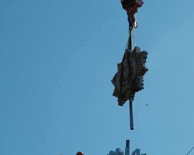 У Кропивницькому демонтували стелу з гербом СРСР