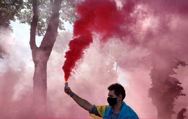 Под Радой протестуют против скандального "языкового" закона Бужанского