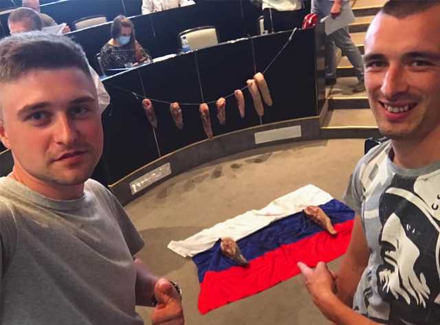 До голови Хмельницької ОДА принесли свинячі язики