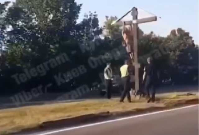 В Киеве мужчина убегал от полиции и хотел "притвориться" Иисусом