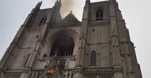 Во Франции вспыхнул знаменитый собор Петра и Павла